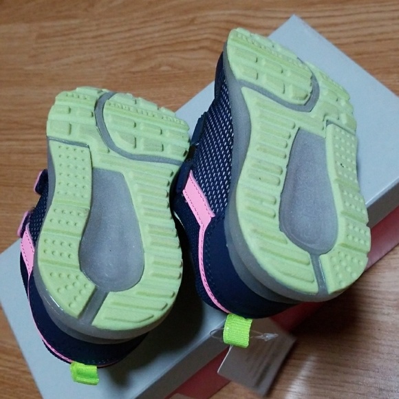 🎉Host Pick🎉NWT Carter's Adorable Light-up Shoes - Picture 3 of 3